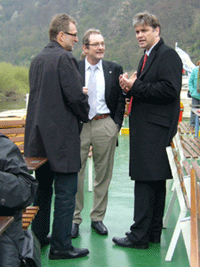 Gesch&auml;ftsf&uuml;hrer der HMT Harald Wanger (l.) und Bundestagsabgeordneter Hans-Peter Thul (M.) im Gespr&auml;ch mit Reeder J&ouml;rg Menze (r.)