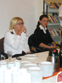 Servicekraft Jenny Hollecker und Elena Koop