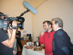 Die beiden Schiffsführer Günter Strumpen und Lothar Debus im Kampf mit dem Mikrofon.